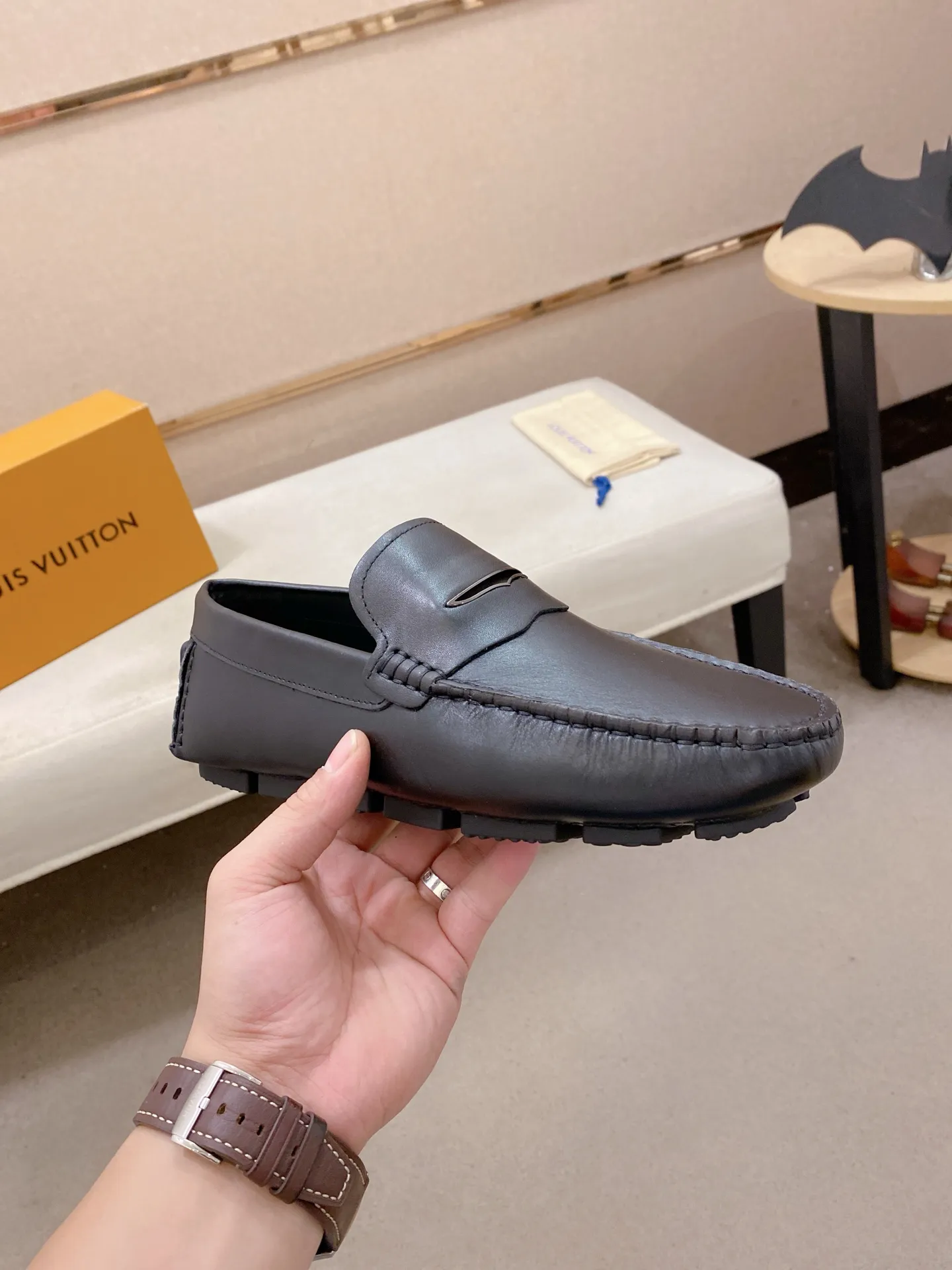 Factory price: 500💰High-end quality! LV 🆕🆕Exclusive hot-selling products in stock🔥🔥New products on the shelves, high-quality Ferragamo men's pea shoes, high-end casual driving shoes, with complete packaging! 💪 💪 Material: imported first-layer cowhide 🐂 + imported high-quality buffalo leather lining + wear-resistant outsole 👍🏻👍🏻 Features: high-end and comfortable, purely handmade 🚀 🚀 Create the perfect shoes that suit you best 🔥 🔥 Size: (38-44) 45 standard size can be customized!
